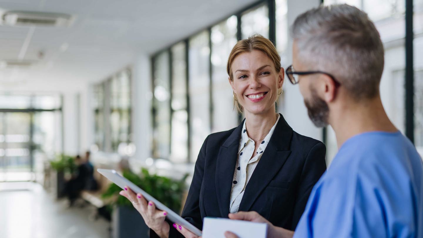 Personal i sjukhuskorridor