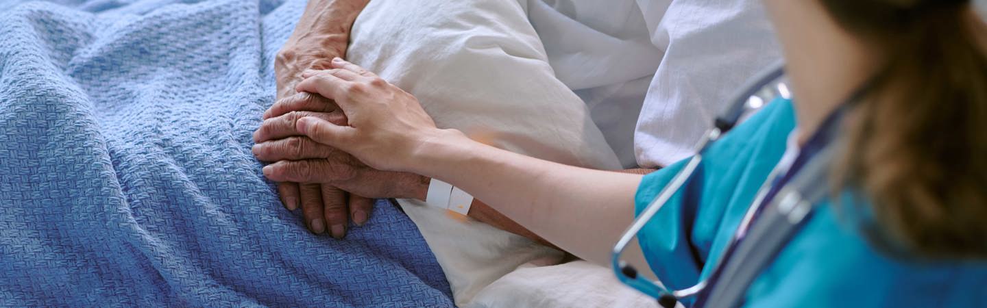 Sjuksköterska vid patients säng