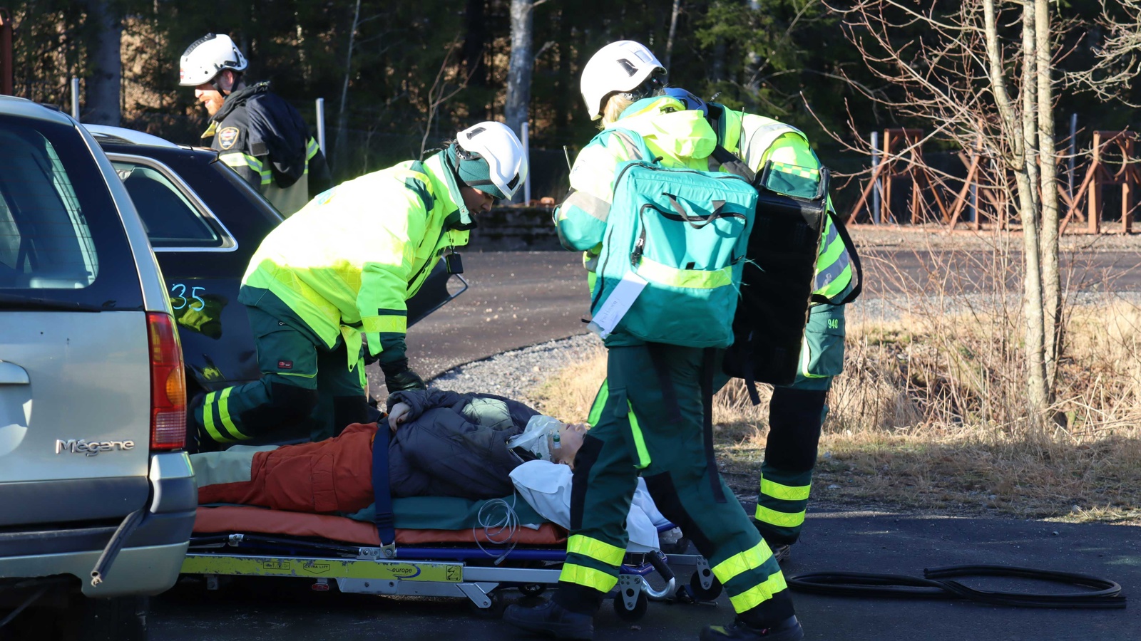 Blivande ambulanssjuksköterskor övar vid Guttasjön i Borås