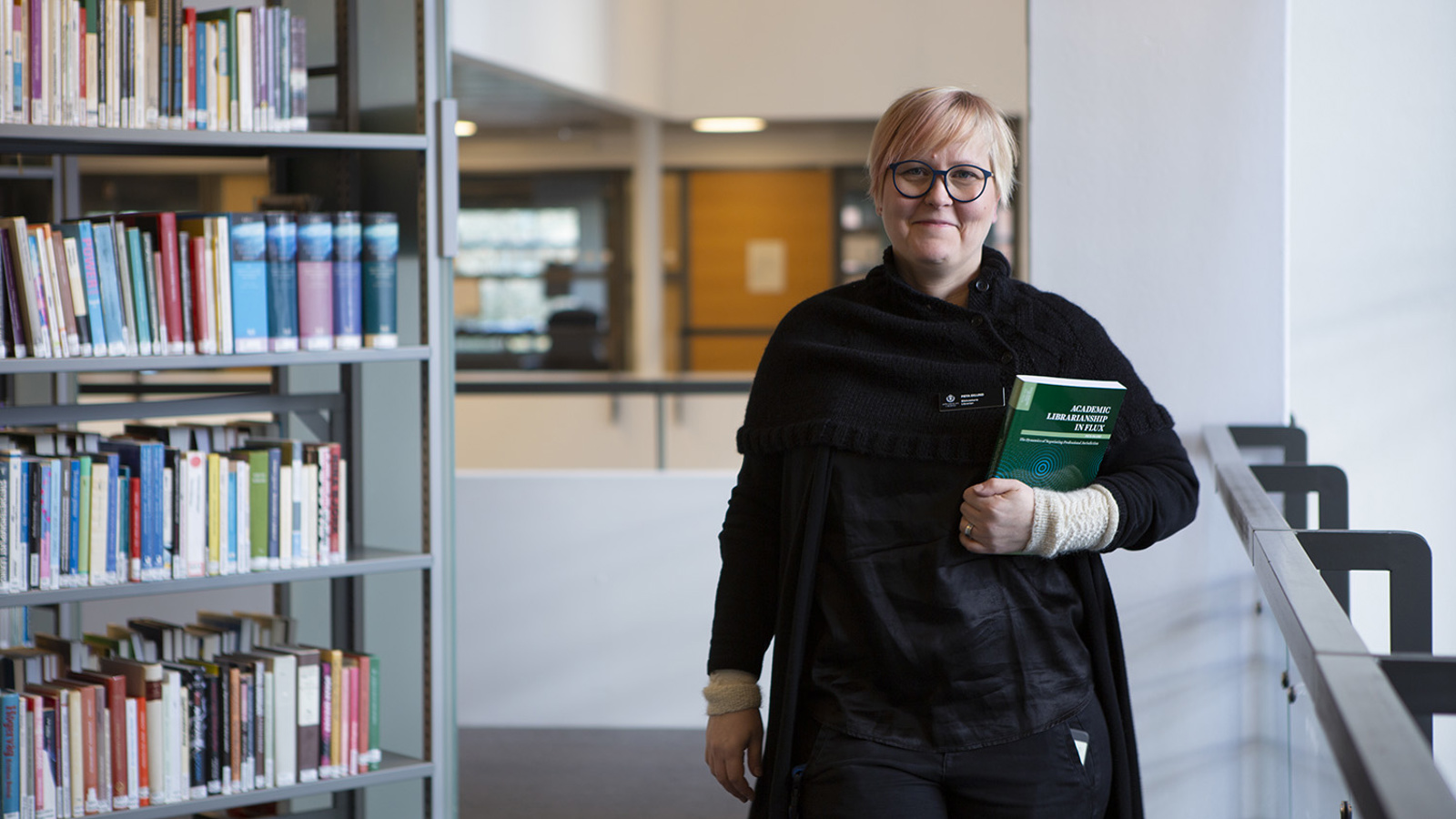 Pieta Eklund i högskolans bibliotek.