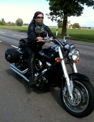 Maria Wolmesjö på motorcykel