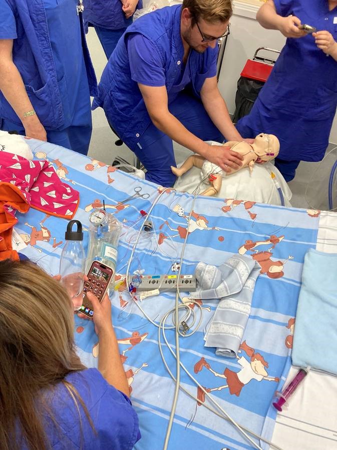 Studenter simulerar på barnintensivvårdsavdelningen vid Drottning Silvias barnsjukhus.