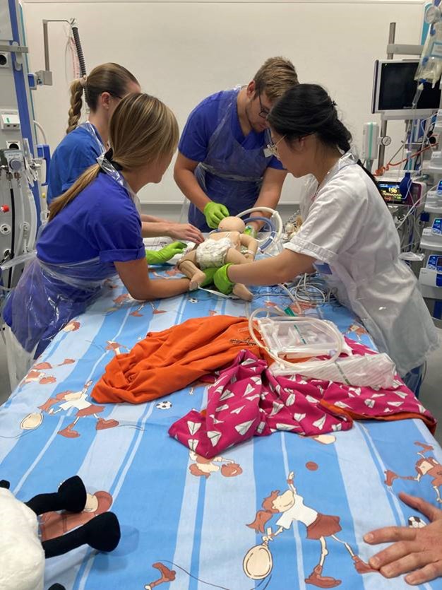 Studenter simulerar på barnintensivvårdsavdelningen vid Drottning Silvias barnsjukhus.