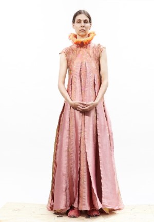 A modell wearing a pink gown. 