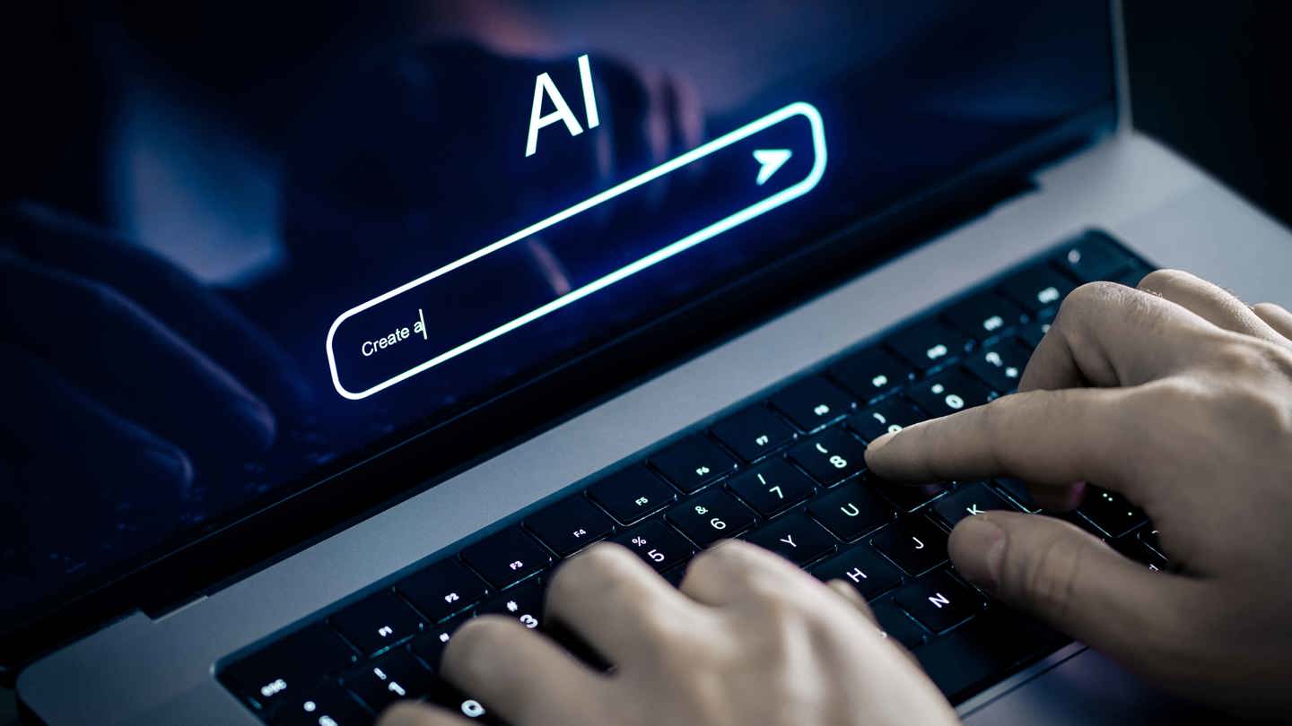 Händer på tangentbord framför skärm med chatverktyg