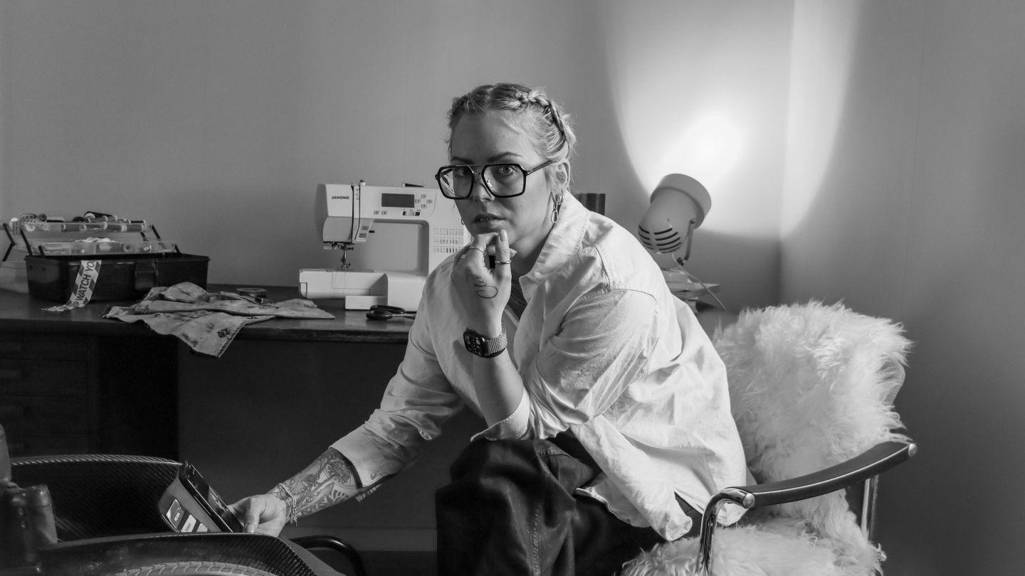 Bild på årets alumn 2025: Louise Linderoth med rullstol