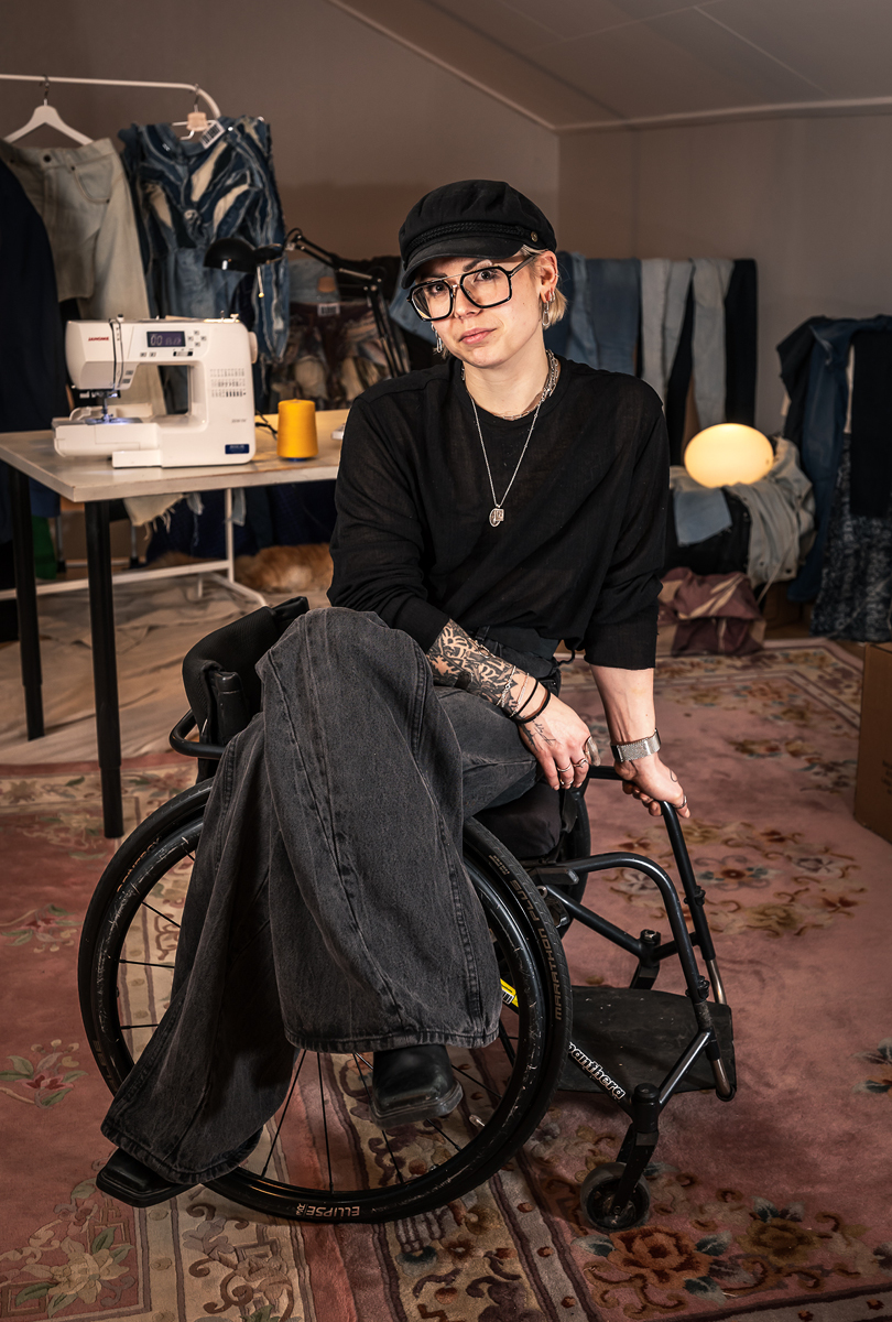 Bild på årets alumn 2025: Louise Linderoth sittandes i sin rullstol