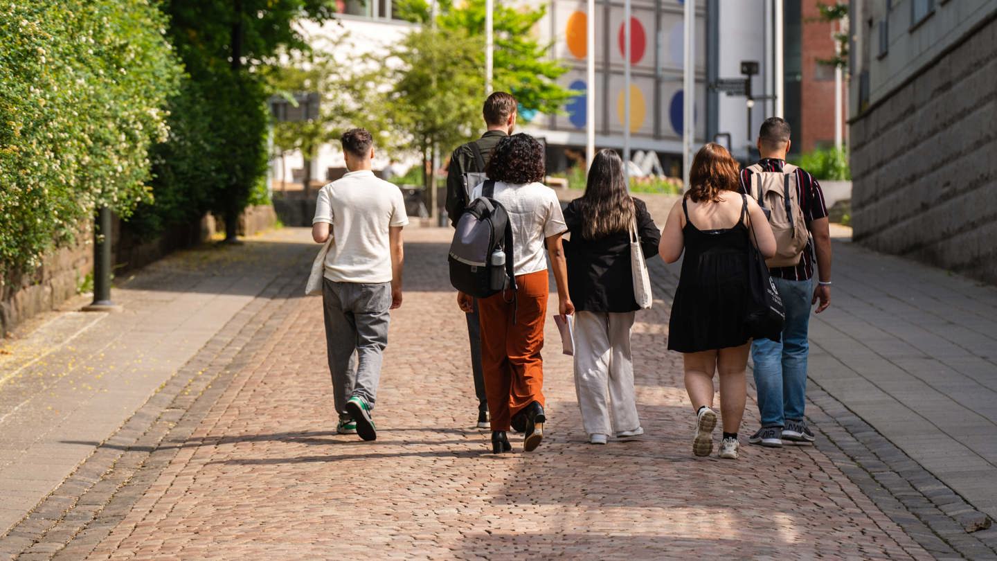 Studenter promenerar utanför Högskolan i Borås