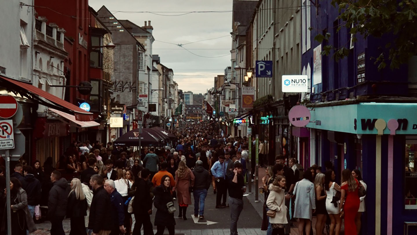 Foto på en gata i Cork där folk går