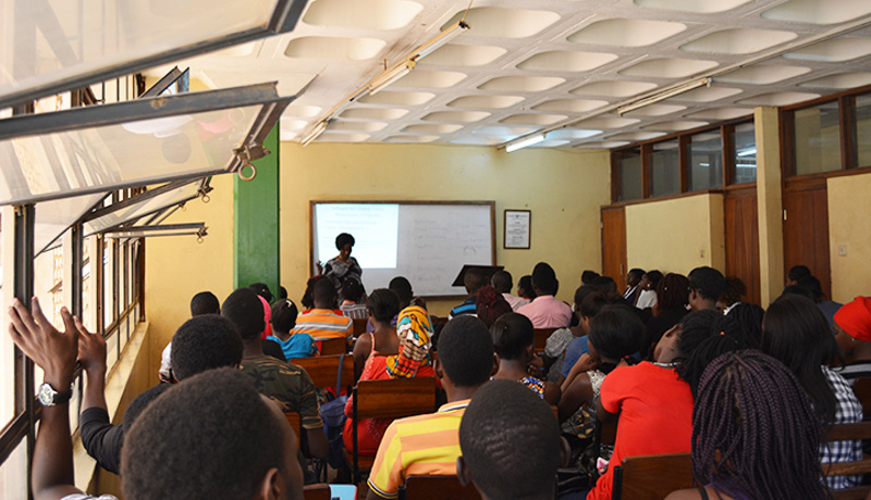 Undervisning pågår i ett klassrum på Makerere university, Uganda