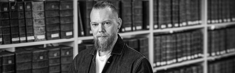 Daniel Forsman med arkiv i bakgrunden