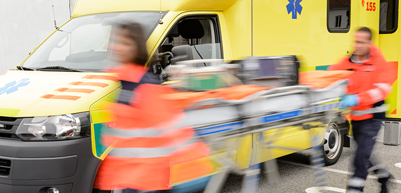 Ambulans och personal med bår