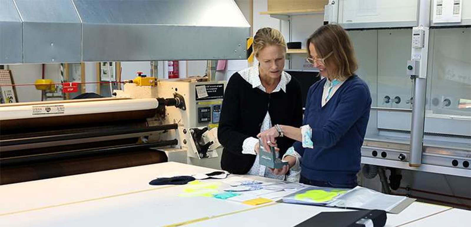 Karin Högberg och Lena Berglin i labbet, med prototyper av Spacerpad. 
