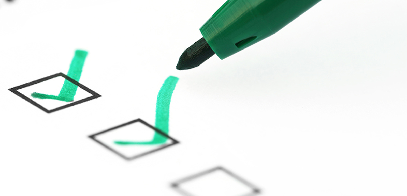Checklista och en grön penna