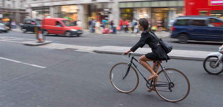 Bild på cyklande kvinna i London