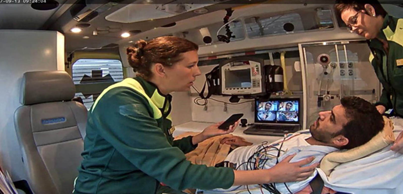 Från ambulansen "streamas" realtidsvideo till en bakjour.