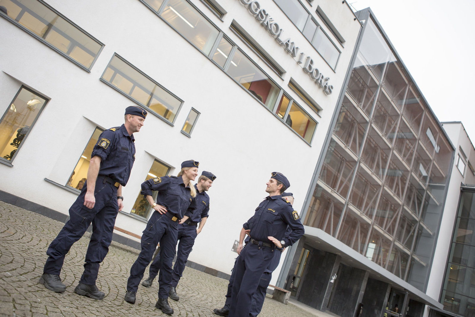 Polislärare utanför Högskolan i Borås