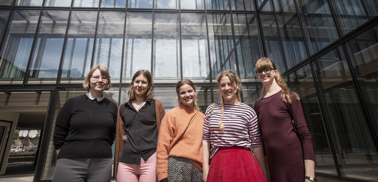 Textildesignstudenter framför Viskaholm