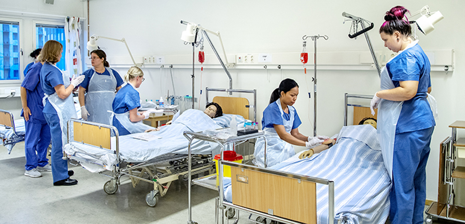 Sjuksköterskestudenter tränas kliniska färdigheter