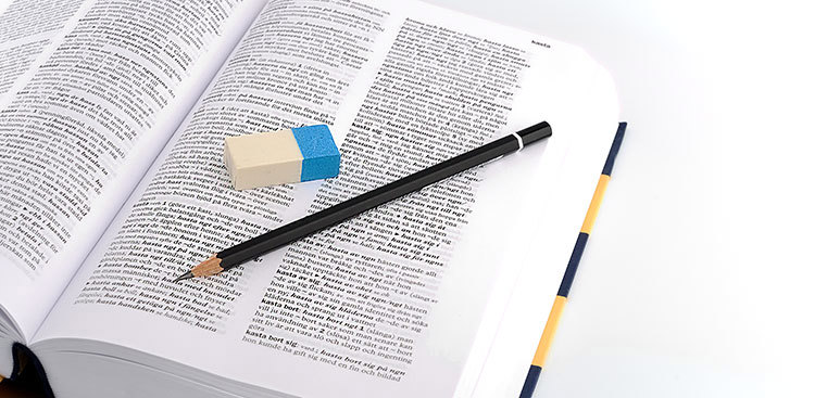Ordbok med blyertspenna och sudd