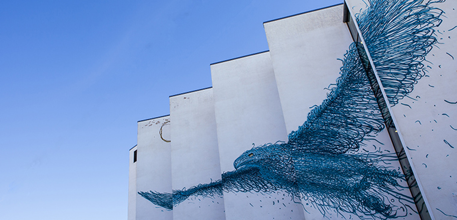 Bild på Sandgärdet byggnadens fasad med en blå himmel i bakgrunden